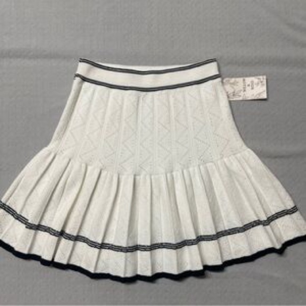 Elegant White Pleated Skirt